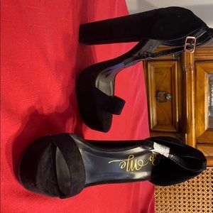 Black heel brand new